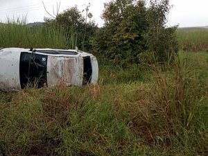 Carro capota na rodovia AL 105 em Porto Calvo