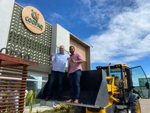 Alfredo Gaspar entrega retroescavadeira e van para fortalecer agricultura e cooperativismo em Matriz de Camaragibe