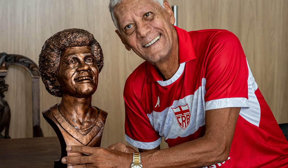 CRB inaugura busto em homenagem ao ídolo Joãozinho Paulista