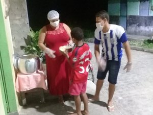Com auxílio emergencial, mulher distribui sopa em Matriz de Camaragibe