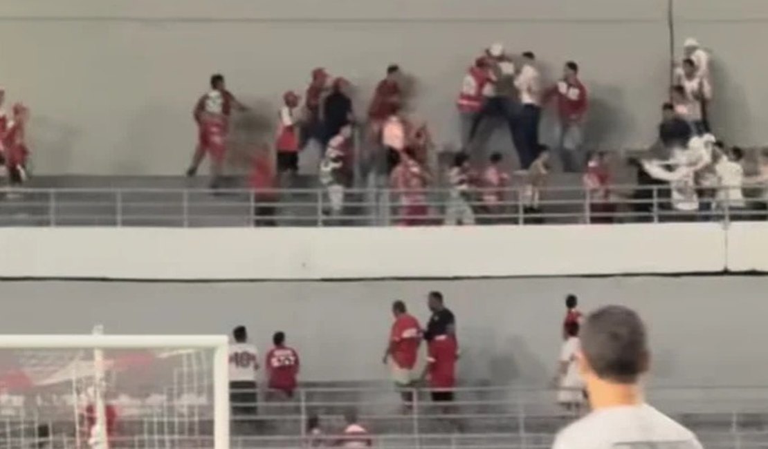 [Vídeo] Confronto entre torcidas organizadas marca o pós-jogo entre CRB e Ferroviário em Maceió