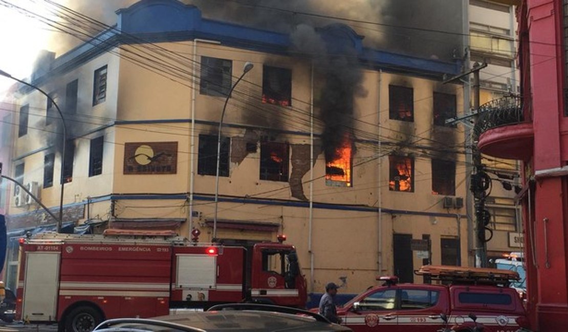 Incêndio atinge prédio na região da Rua 25 de Março, Centro de SP