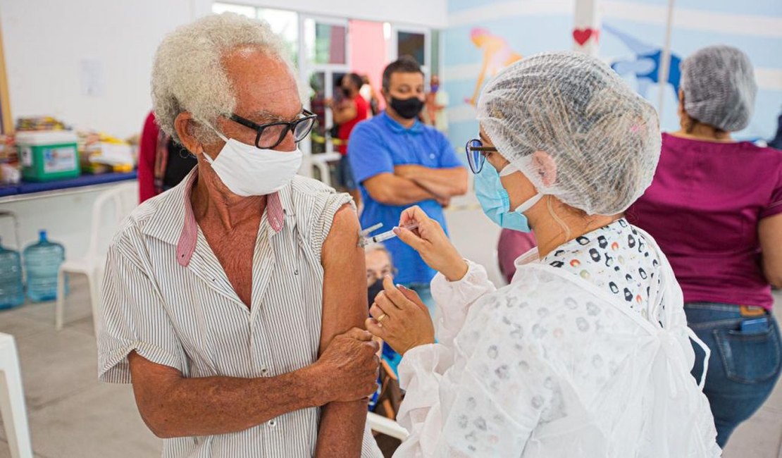 Maceió libera vacinação contra covid-19 para pessoas a partir dos 40 anos