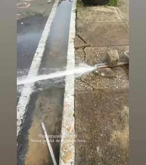 Cano estourado provoca desperdício de água em Arapiraca