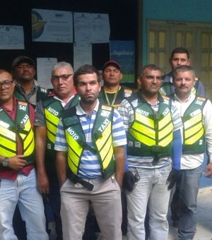 SMTT começa a entregar novos coletes para mototaxistas cadastrados