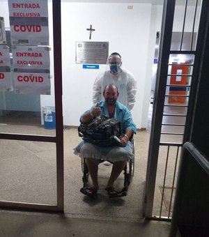 Transportador alternativo, de 47 anos, vence Covid e deixa Hospital de Emergência