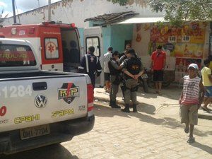 Deficiente físico usa muletas para atingir vítima, em Arapiraca