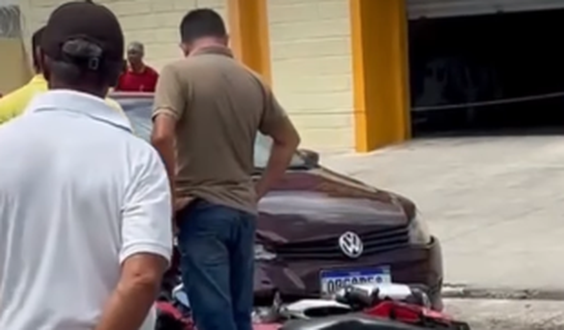 Homem fica ferido após colisão entre carro e motocicleta em Palmeira dos Índios