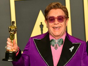 Vídeo: Emocionado, Elton John abandona palco por motivo de saúde