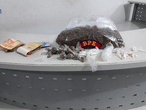 Polícia prende jovem com drogas em grota do bairro do Jacintinho