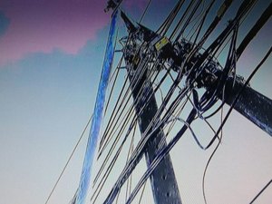 Condutor perde o controle do veículo, danifica poste e deixa trânsito lento em Maceió