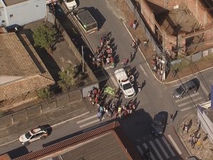 Menina é morta a facadas em porta de escola