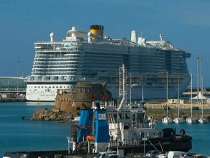 Cruzeiro com 6 mil passageiros é bloqueado por casos suspeitos de coronavírus