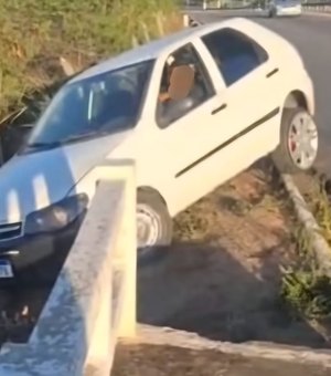 Carro fica pendurado às margens de viaduto na AL-220, em Arapiraca