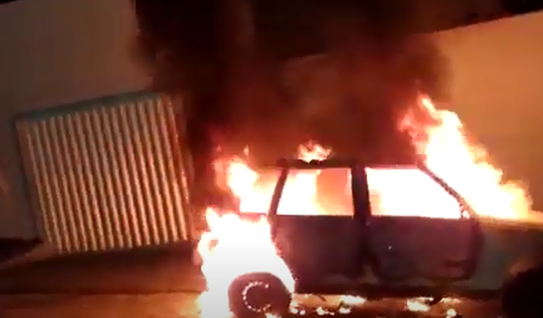 Policia Civil indicia homem que tocou fogo em carro ao lado de delegacia em Quebrangulo