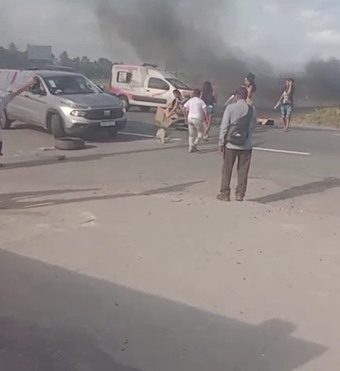 Família de jovem e bebê desaparecidas protesta na BR-104, em Rio Largo