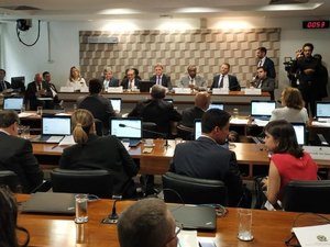 Ministro Vélez diz que pedido para entoar slogan de Bolsonaro foi 'erro'