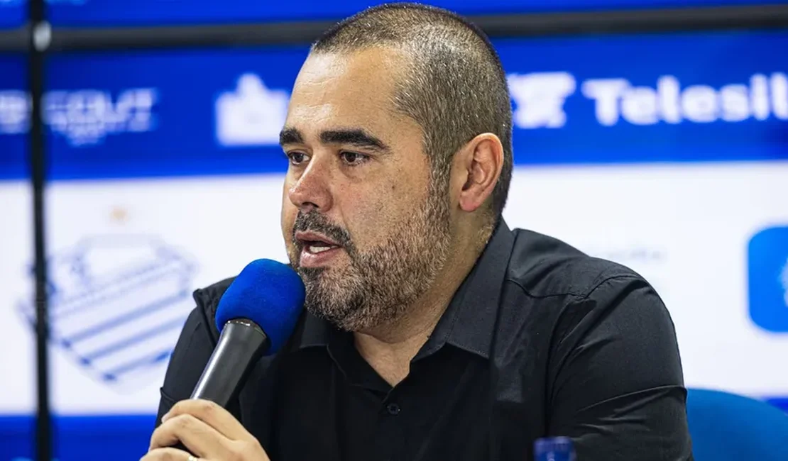 CSA anuncia lateral Kaike como novo reforço e confirma permanência de Robinho para 2026