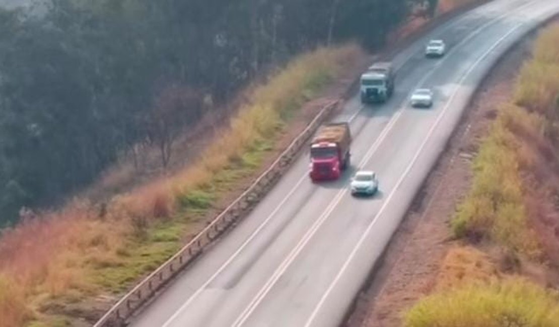 Drone da PRF flagra três carros ultrapassando caminhão de forma ilegal