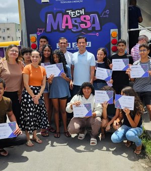 Rodrigo Cunha participa de ação de programa de educação tecnológica em Maceió