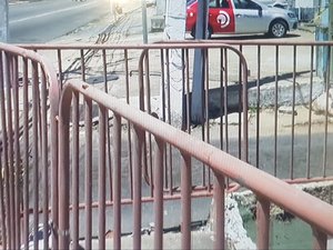 Após carreta derrubar mureta, grades provisórias são instaladas na Fernandes Lima