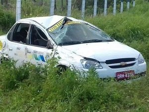 Táxi capota e deixa três pessoas feridas na AL-101 Sul, em Marechal Deodoro
