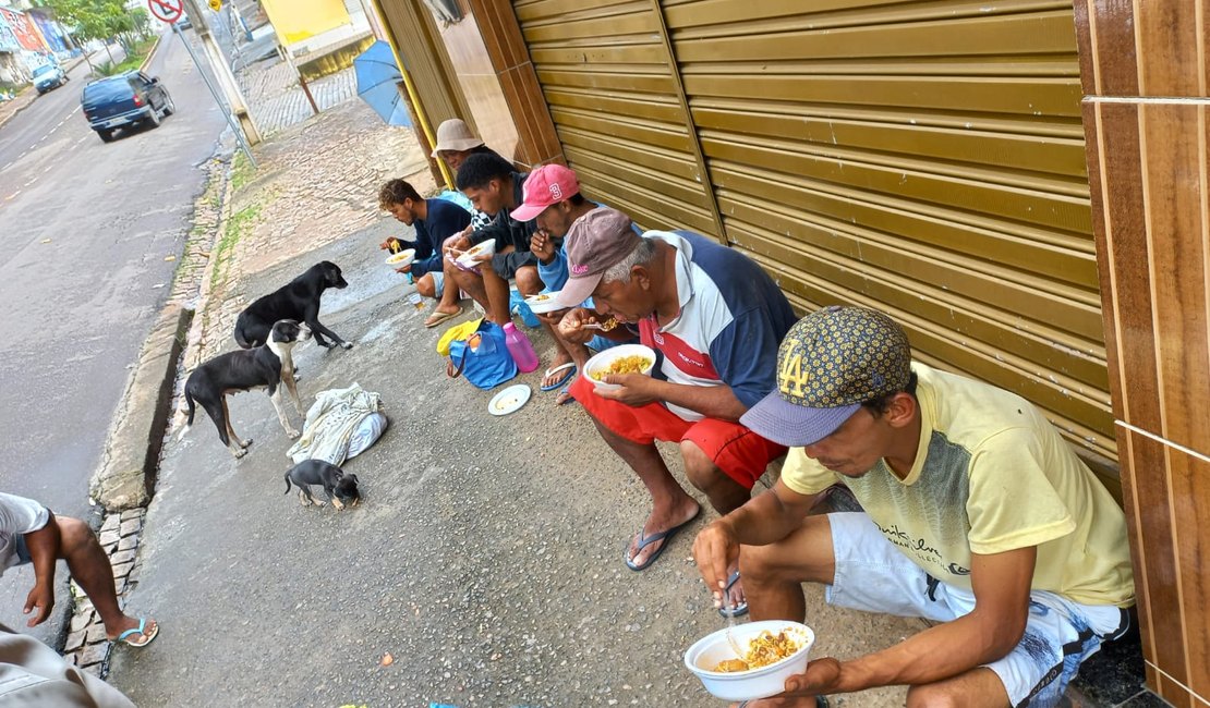 Projeto distribui marmitas gratuitamente para moradores de rua e presos em Palmeira dos Índios