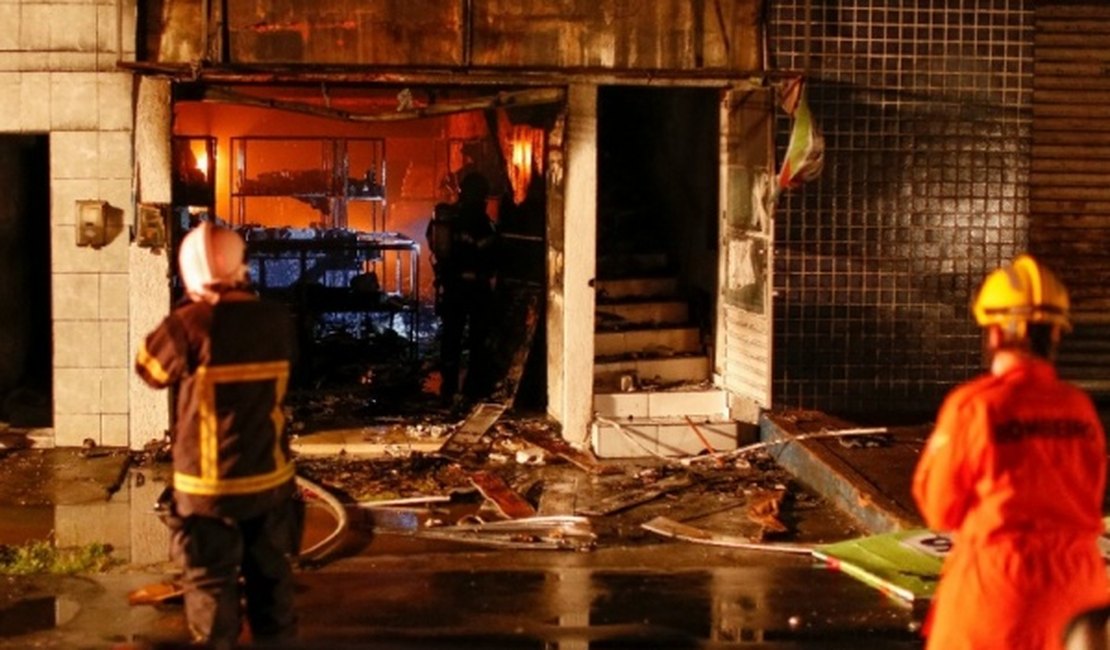 Incêndio destrói loja de tintas no bairro da Ponta Grossa