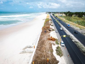 Parque linear do Pontal da Barra recebe aplicação de grama