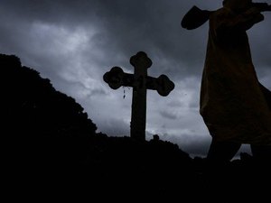 Sepultador do Cemitério do Caju enterrou a própria mãe, um filho e a ex-mulher