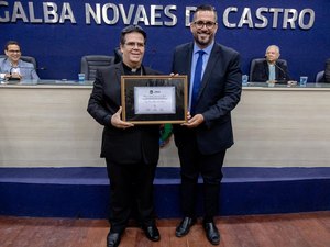 Leonardo Dias entrega Título de Cidadão Honorário de Maceió a Dom Beto Breis