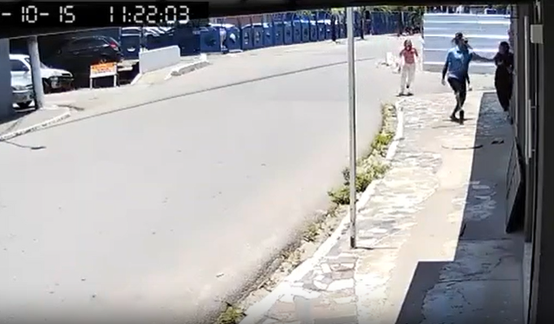 Criminoso armado com peixeira aborda estudantes no bairro do Poço, em Maceió