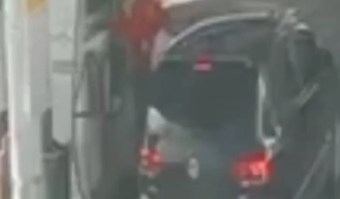 Câmeras flagram motorista por app comprando gasolina para forjar golpe do seguro