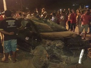 Carro fica destruído após motorista perder o controle da direção e cair de viaduto