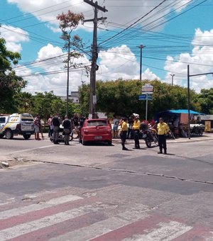 [Vídeo] Acidente entre carro e moto para o trânsito no Parque Ceci Cunha, no Centro de Arapiraca