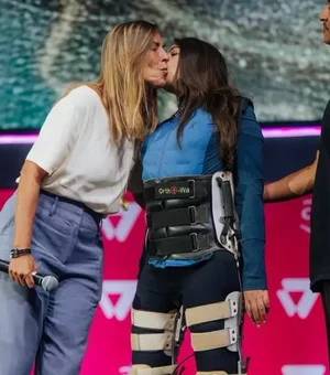 Laís Souza fica em pé em evento e homenageia pesquisadora Tatiana Sampaio