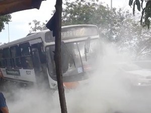 [Vídeo] Ônibus intermunicipal quebra e fumaça assusta passageiros