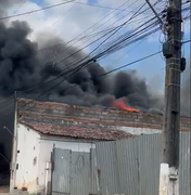 [Vídeo] Fábrica de estofados pega fogo no bairro Planalto, em Arapiraca