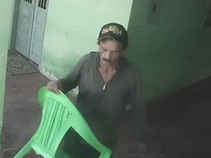 [Vídeo] Homem é flagrado roubando cadeiras de plástico em Arapiraca