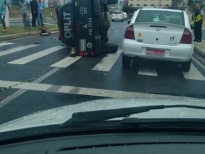 Viatura da OPlit capota em avenida de Maceió