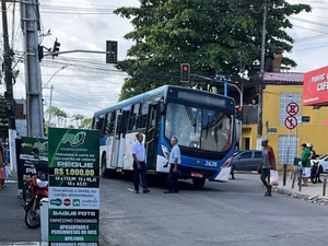 Após reclamações, cratera no Tabuleiro do Martins é fechada e trânsito é liberado