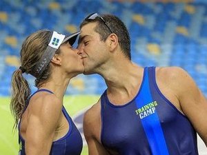 Daniella Cicarelli beija o marido em clique raro na web