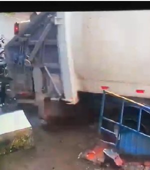 [Vídeo] Em Palmeira, caminhão de lixo perde o controle em ladeira, destrói moto e danifica entrada de academia