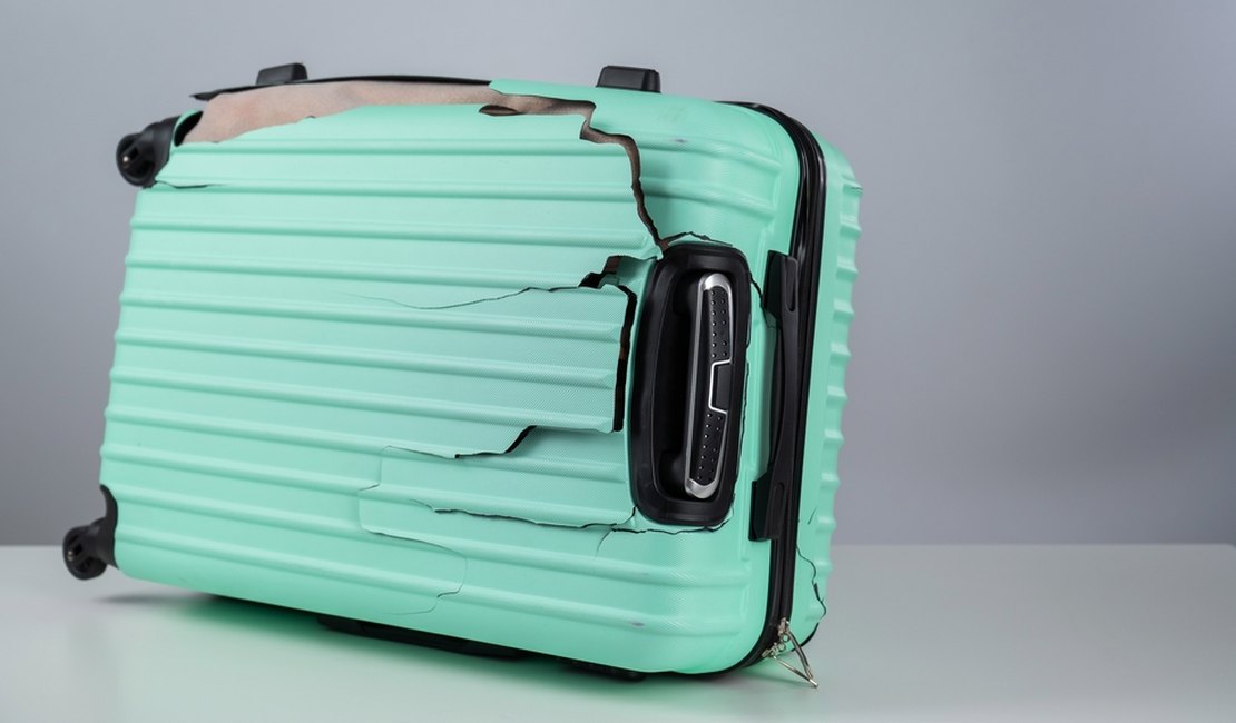 Azul Linhas Aéreas deve indenizar cliente que teve mala quebrada durante viagem