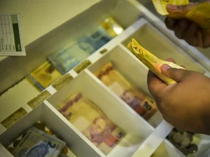 Caixa começa a pagar saldo do FGTS retido pelo saque-aniversário