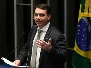 PGR pede que Flávio Bolsonaro seja ouvido por calúnia contra Lula