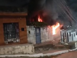 Vela acesa provoca incêndio e destruição de casa no bairro Bebedouro, em Maceió