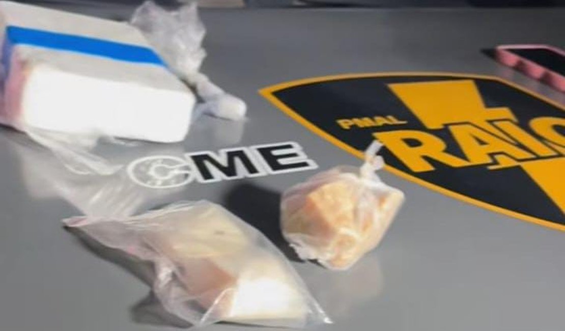 Casal é preso com drogas dentro da residência no bairro Jacintinho