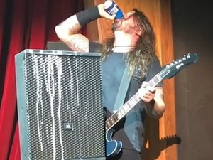 Vídeo: vocalista do Foo Fighters vira lata de cerveja e cai do palco durante show