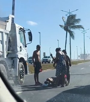 [Vídeo] Jovem fica ferido após ser atropelado na Avenida Assis Chateaubriand, no Pontal da Barra